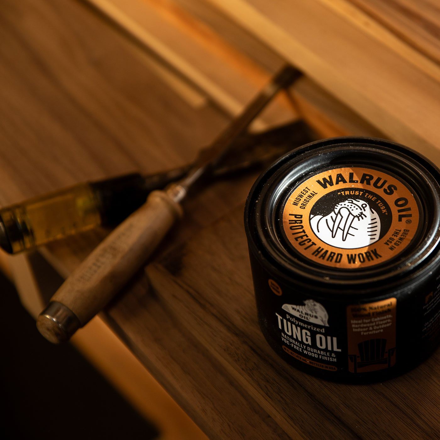 Aplikace polymerovaného tungového oleje Walrus Oil na dřevo